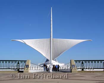 Photograph of Daytime Calatrava from www.MilwaukeePhotos.com (C) Ian Pritchard
